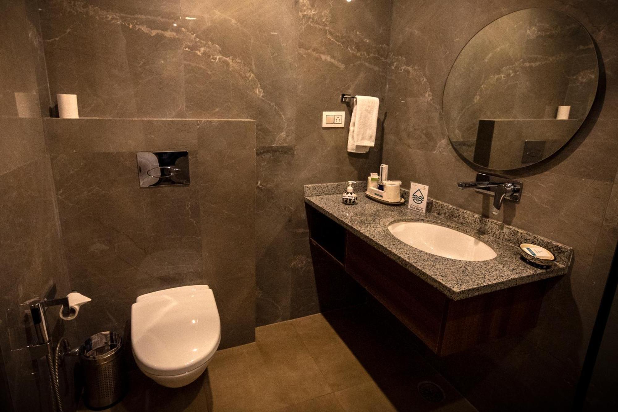 Holywater Hotel By Ganga Kinare #150 Mts From Ganga Ghat リシケーシュ エクステリア 写真